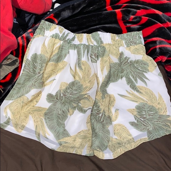 Floral shorts with an elastic waist - Picture 2 of 3